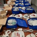 Prtljag pun aparata za elektrostimulaciju organizma