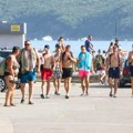 Srbi masovno letuju na kredit! Čak 80 odsto turističkih aranžmana plaća se kreditnim karticama