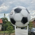Svečano predstavljena bista "Lopta" kraj terena sa veštačkom travom!