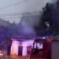 Gori Dubljanskja ulica u srcu Vračara: Veliki broj vatrogasnih vozila na licu mesta