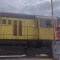 Rampa podignuta, a voz prolazi?! Ljudi iz Majura u šoku: "Čemu služi? Kao ukras pored puta?" (video)