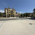 Desna strana trotoara u centru Leskovca popločana behaton pločana