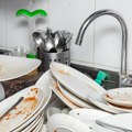 Ostavljate prljave sudove da stoje dugo u sudoperi? Evo nakon koliko vremena postaju prava opasnost po vaše zdravlje!