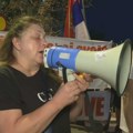 Majka privedenog okupljenima ispred PS Voždovac: Hvala vam što mu pružate podršku, da zna da nije sam