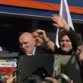 Napad na predsednika Argentine Huligani gađali njegovo vozilo kamenjem, flašama i biljkama (video)