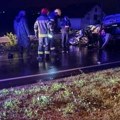 Sumnja se da ima mrtvih, vatrogasci seku vozilo: Teška nesreća kod Mladenovca: Preticao autobus pun putnika, pa se zakucao u…