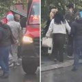 Užas u gradskom prevozu u Beogradu: Pretučen vozač minibusa, napadač ga udarao flašom i pesnicom (Video)