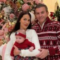 Srpkinja udata za milionera pokazala kako provodi Božić u Kaliforniji, pozirala sa 19 godina starijim mužem i ćerkicom