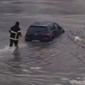 Vatrogasac nije oklevao: Sam ušao u nabujalu reku, upalio automobil i odvezao ga na obalu; "Samo sam radio svoj posao"…