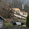 (Фото) Олујни ветар оштетио куће, носио кровове и чупао дрвеће: Серија торнада у САД