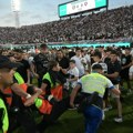 Horor scene sa stadiona! Žestok sukob navijača i policije obeležio čuveni derbi: Nije se znalo ko koga udara, odjekivali…