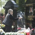(Foto) Suzana Jovanović uplakana na groblju, donela tortu: Saša Popović bi danas slavio rođendan