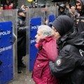 U Istanbulu skoro 400 uhapšenih tokom protesta, policija koristila suzavac i vodene topove