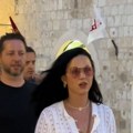 Mahala zastavom Kosova u Prištini, a sad stigla u Kotor: Pevačica se zakamuflirala sa dečkom političarem uživa