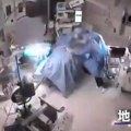 U sred operacije udario zemljotres: Neverovatan snimak, lekari leteli po sali, o reakciji hirurga svi pričaju (video)