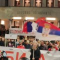 Studenti promenili lokaciju za doček biciklista, ali i ispred Narodnog pozoriša okupili se naprednjaci