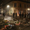 Haos u Francuskoj, gori istorijski vredna zgrada: Maskirana grupa izazvala požar tokom protesta