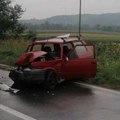 Kombi prešao u suprotnu traku i zakucao se u Jugo kod Topole, ženi povređene obe noge (foto)