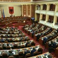 Sukob u Skupštini Albanije, prekinuta sednica: Poslanici se gurali i nasrtali jedni na druge VIDEO
