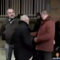 Nasilje demonstranata pred rikom: Napali direktora Republičkog zavoda za statistiku (video)