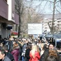 Studenti i mladi čekaju ispred Poštanske štedionice u Severnoj Mitrovici: Ne mogu da podignu stipendije i plate