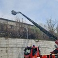 Lokalizovan požar u učiteljskom naselju: Pogledajte kako izgleda zgrada posle vatrene buktinje (foto)