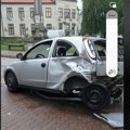 Maloletnici u Vlasotincu ukrali auto, divljali ulicama, pa se zabili njime u zgradu opštine