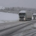 Obustava saobraćaja na pojedinom deonicama zbog snega i nezgoda