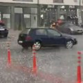 Snažno nevreme počelo u Srbiji: Grmljavina i pljusak paralisali ovaj grad (Video)