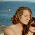 Glumica smuvala 14 godina mlađeg kolegu, pa se skinula gola na plaži: Hana Selimović razmenjuje nežnosti sa Lukom Grbićem…