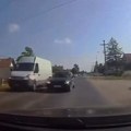 Sekunde do tragedije, snimak kod Obrenovca ledi krv! Pogledajte zastrašujuću scenu na putu: Preko pune se zaleće u auto…