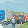 (Foto) prve slike sa mesta nesreće na Ibarskoj: Sudarili se kamion i "punto", na licu mesta stravičan prizor