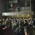 Još jedan protest ispred Filozofskog: Studenti kraj zgrade, u njoj dekan, policija i "odabrani profesori"