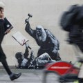 (FOTO) Sudija čekićem tuče demonstranta: Novi Benksijev mural na zgradi Kraljevskih sudova pravde