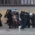 Policajac nokautirao ženu bez pardona! Ovako to radi EU policija, ovo je pravi primer demokratije koji Srbija treba da sledi!