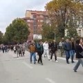 Velika kolona Srba krenula na glasanje u Severnoj Mitrovici: Sigurnim korakom idu na biračka mesta, današnji izbori sudbonosni…