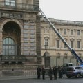 BBC: Posetioci zaključani u Luvru, pljačkaši navodno bili naoružani motornim testerama - odneli devet komada nakita
