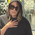 Ana Nikolić stigla u Beograd nakon skandala sa Raletom: Preko glave stavila kapuljaču, a lice krije ispod naočara