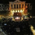 Uz “Leb i sol” na Đačkom trgu Kragujevčani dočekuju 2026. godinu, u ponoć vatromet