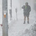 Kamera zabeležila užas: Sneg pao sa zgrade i ubio devojku, dotrčali da joj pomognu, pa za dlaku izbegli smrt