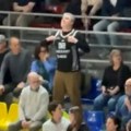 Hrabrost ili ludost: Navijač u dresu Partizana došao na meč Zvezde, ljubio grb, pa šokirao "delije" (video)