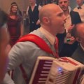 Sofra joj svira na uvce: Ćerka Zdravka Čolića se veseli za sve pare (FOTO)