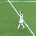 Hari Kejn stao na centar, pozvao sve Engleze ka tribini, a onda je nastala ludnica