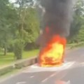 Zapalio se automobil kod miloševog Konaka: Buktinja nasred ulice, velike gužve u Topčideru (video)