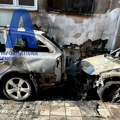 Vatra progutala dva automobila, zapalilo se i prizemlje stambene zgrade: Drama u Novom Pazaru tokom jutarnjih sati, na terenu…