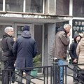 Ispred škole „Vladislav Ribnikar“ protest roditelja žrtava (FOTO)
