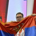 "Aco, Srbine" Vučić poljubio zastavu i raširio je, narod mu kliče (video)