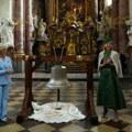 Holandska kraljica poklonila crkvi u Češkoj zvono napravljeno od ruskog oružja