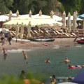 Na ovoj plaži komplet ležaljki košta 200 evra! Cene mobilijara u Pržnu u Crnoj Gori podigla je posebnu prašinu