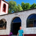 "Spasio me je sigurne smrti": Pevač (39) umalo poginuo u udesu, a nakon toga se posvetio veri, sada se oglasio sa svetog mesta